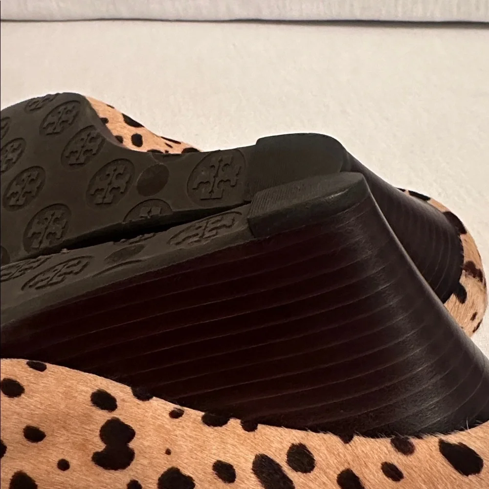 Tory Burch Calf Hair Leopard Wedge Pumps Gold-Tone Logo Women’s Size 6.5
